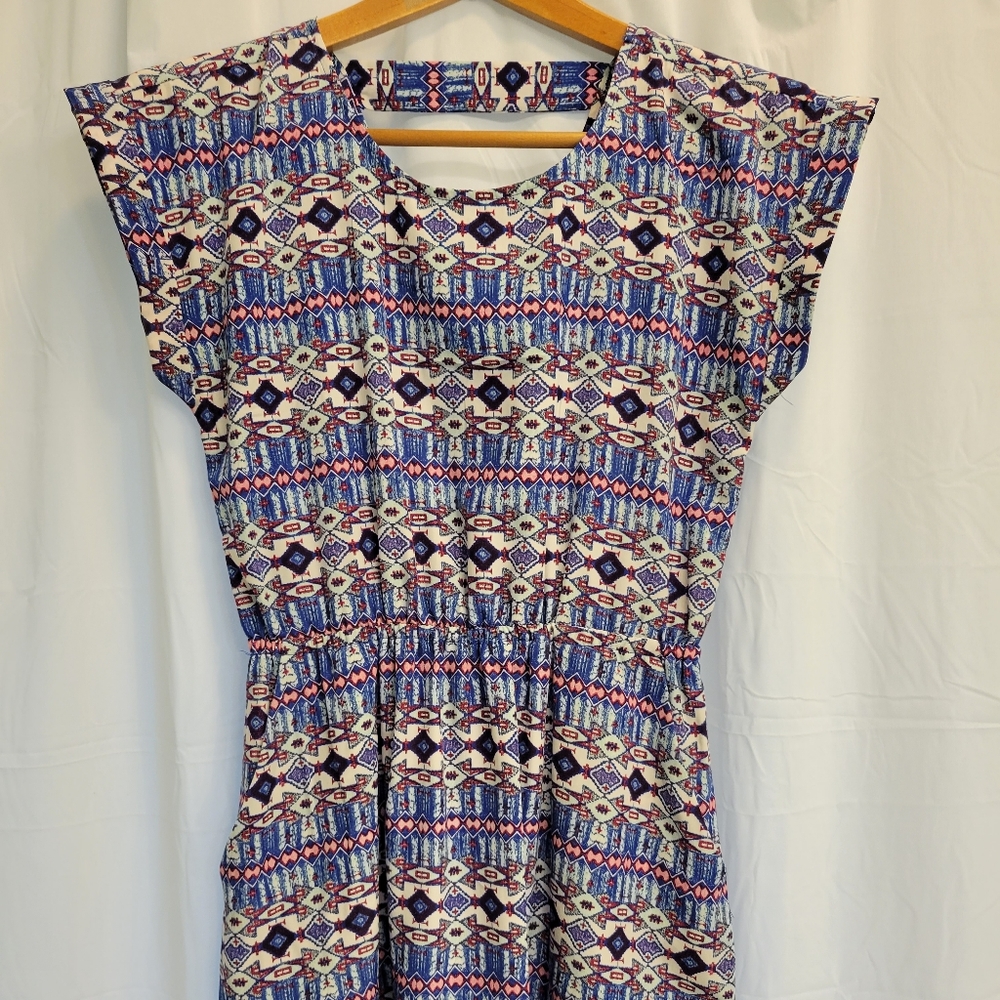 Adorable tunic top with unique and stylish all over pattern!